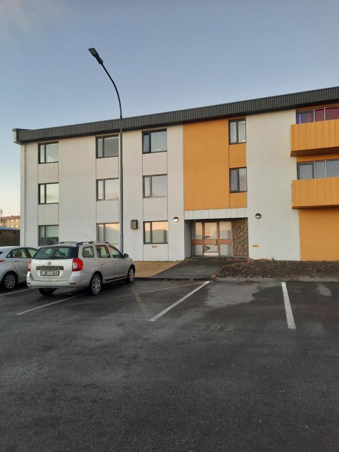 Apartment Near The Airport Njarthvik Exteriör bild